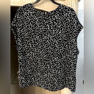 Express silky T-shirt with half zipper in back and star pattern size L